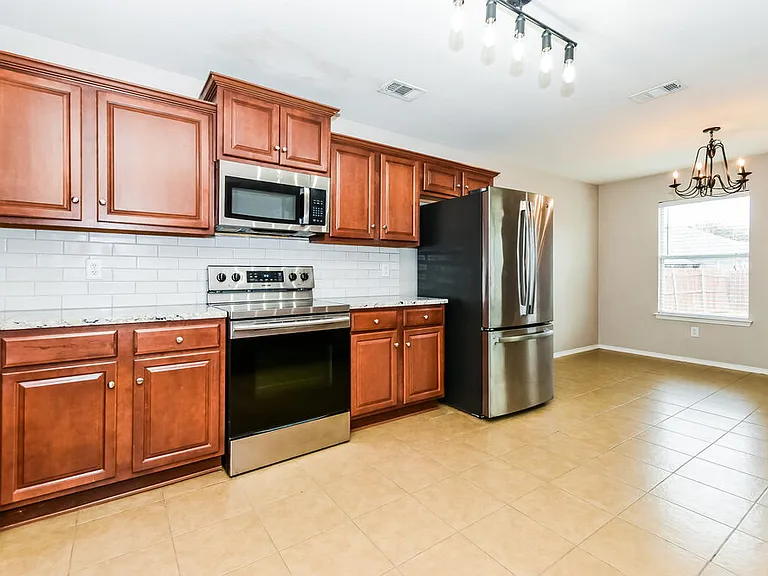 908 Matthew Ln — Photo 7