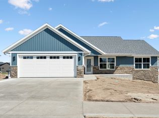 1024 Sage Oak Cir, Manchester, IA 52057