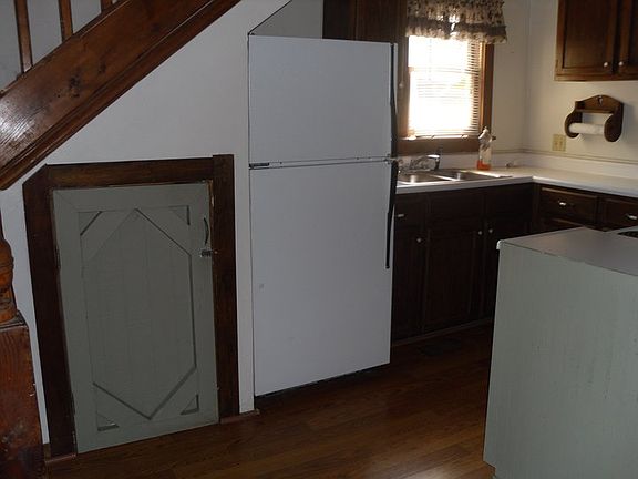 4th image of 236 E Broadway St