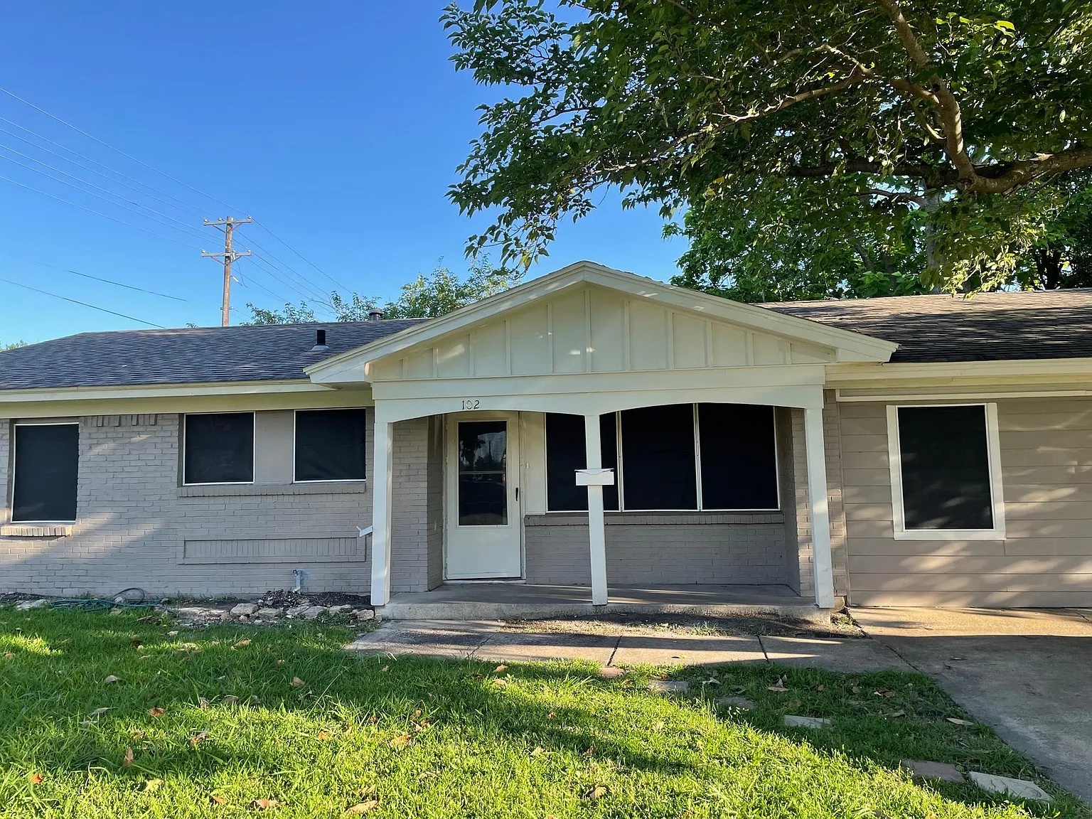 102 Roma Dr — Photo 1