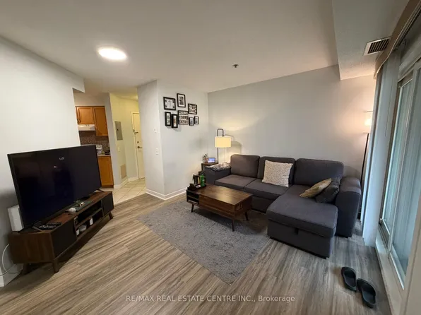 4 Dayspring Cir #307, Brampton, ON L6P 2Z5