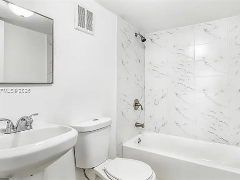 117 E 10th St #117 — Photo 21