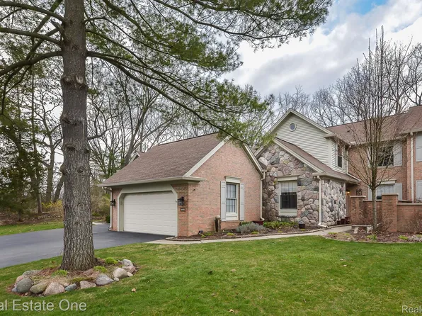 4490 Golf View Dr, Brighton, MI 48116