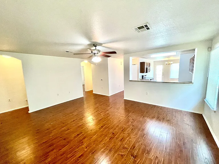 1401 Coriander Dr — Photo 3