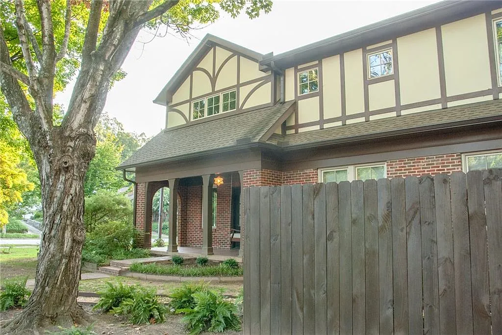 4 bed, 4.0 bath, 4200 sqft, $8,200 — Photo 4