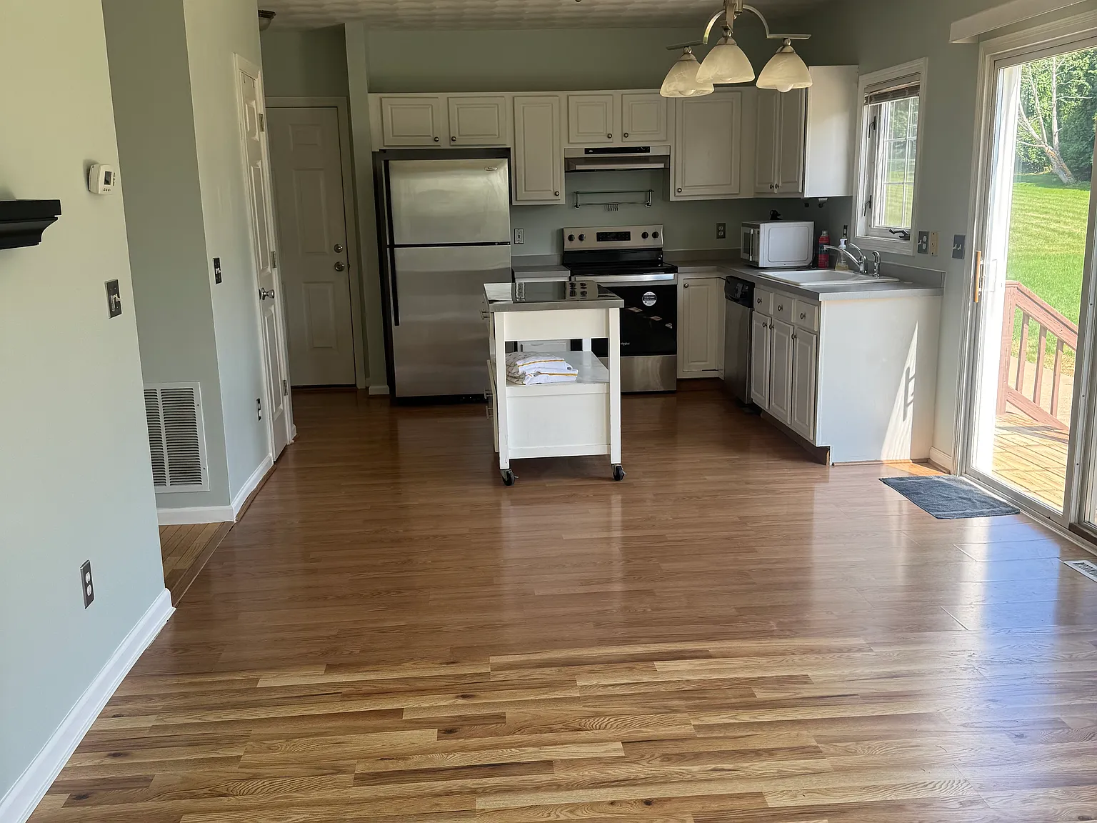 3 bed, 2.5 bath, 1950 sqft, $4,000 — Photo 2