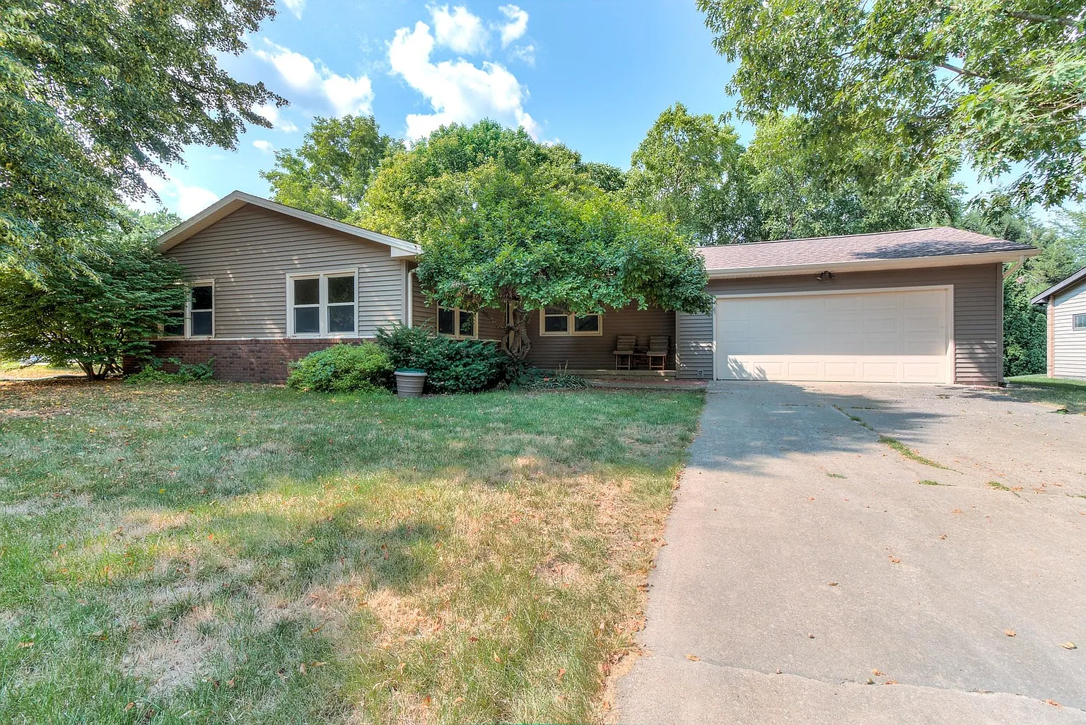 202 E McHenry St photo 1