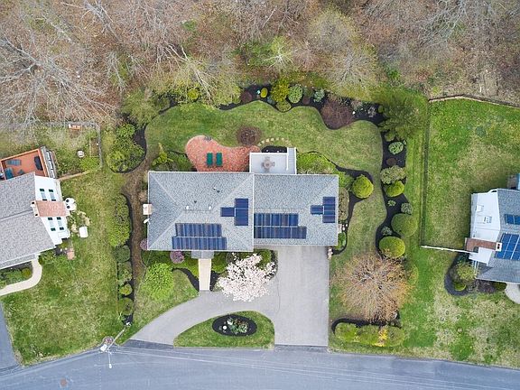 4th image of 80 Crestwood Dr
