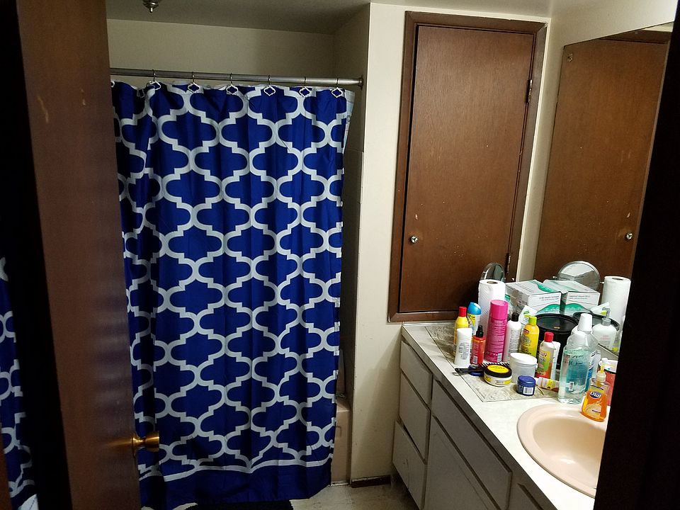 Lower unit master full bath