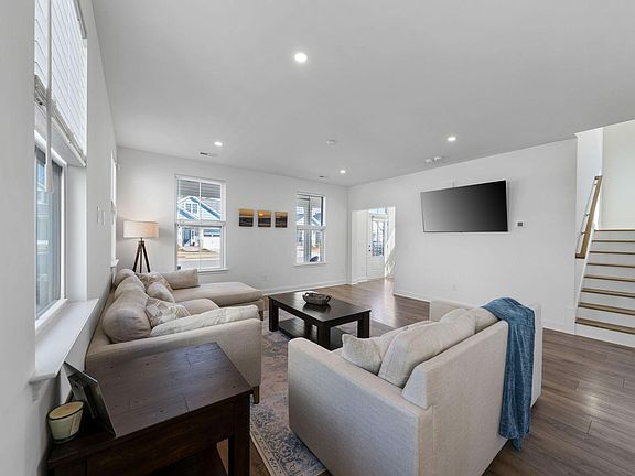 5th image of 854 Wharton Ave