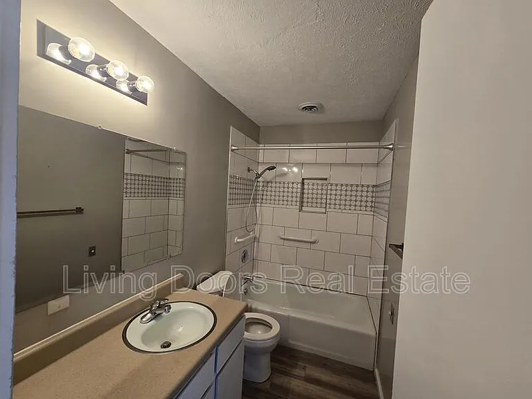 4715 Gladstone St — Photo 11