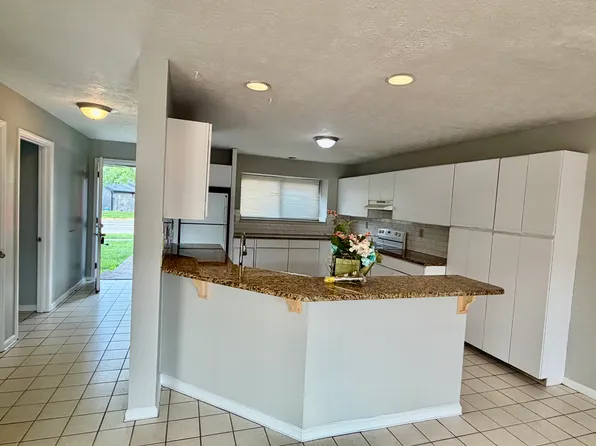 3660 Walden Dr, Lexington, KY 40517
