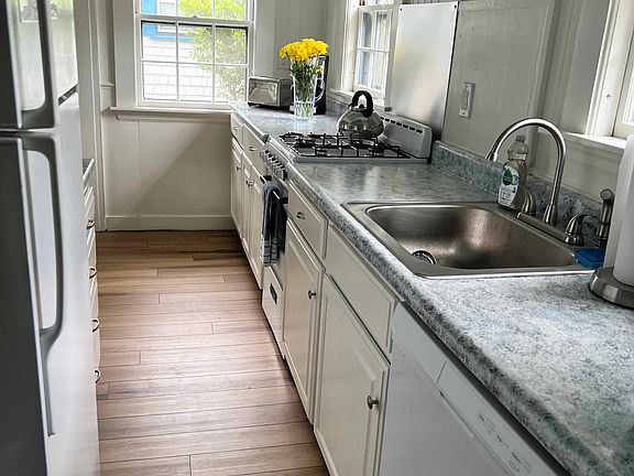 3rd image of 2 Cove Hill Ln