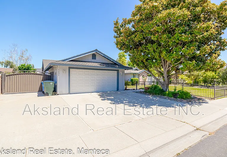 1635 Crom St — Photo 3
