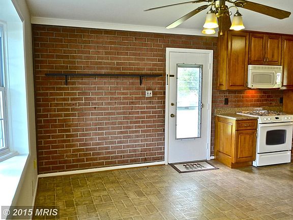 Beautiful brick wall in kitchen eating space