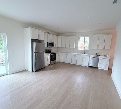 4th image of 3226 Cambridge Rd