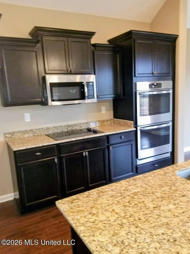 5 bed, 3.0 bath, 2452 sqft, $2,800 — Photo 3