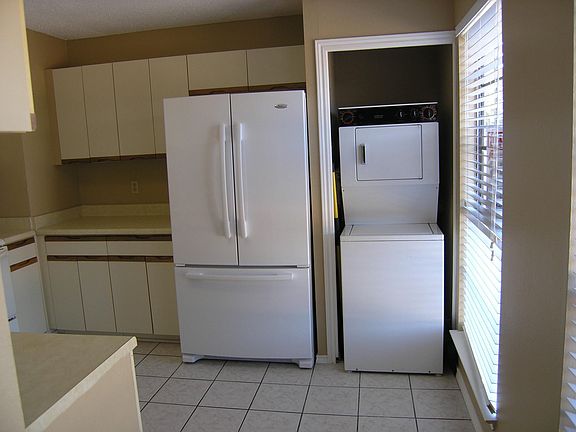 Kitchen w/Washer-Dryer