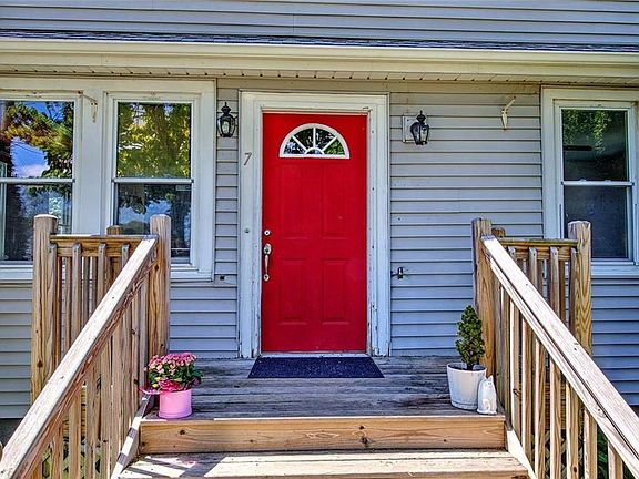3rd image of 7 Hemlock Dr