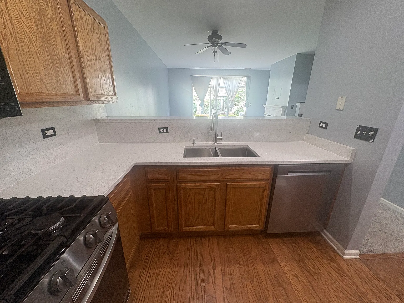 2 bed, 1.5 bath, 1415 sqft, $2,450 — Photo 2