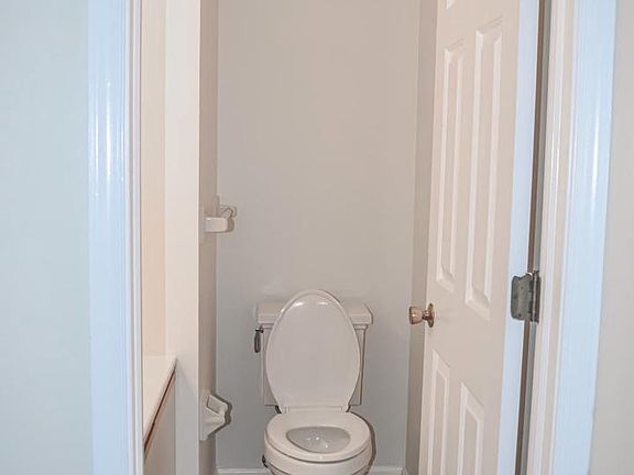 5th image of 706 Christopher Dr
