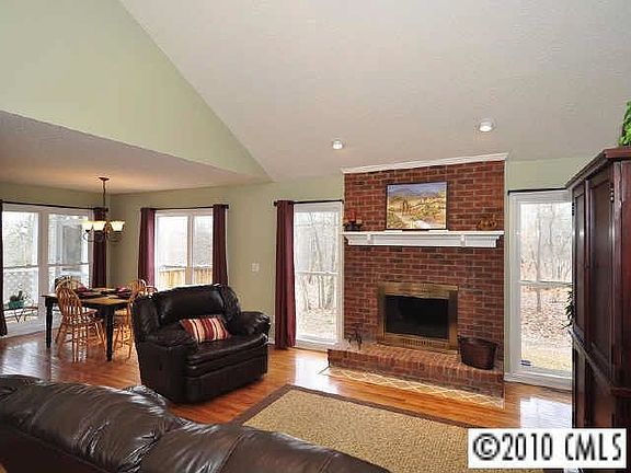 2nd image of 6918 Live Oaks Ln
