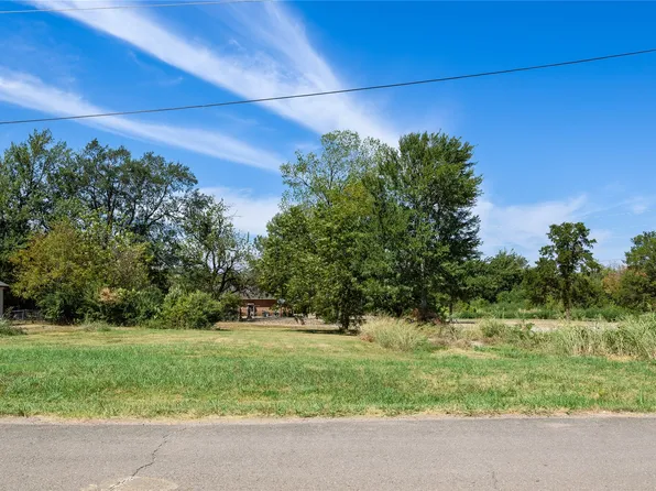 807 N 2nd St, Hugo, OK 74743