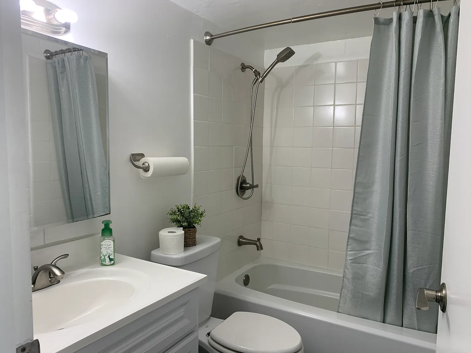 2 bed, 786 sqft, $2,300 — Photo 4
