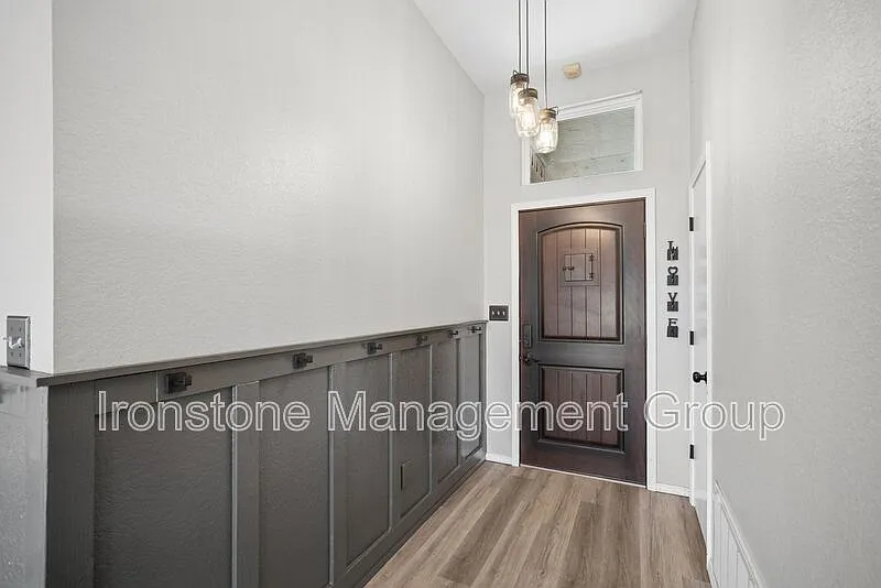5 bed, 2.0 bath, 2180 sqft, $3,000 — Photo 4