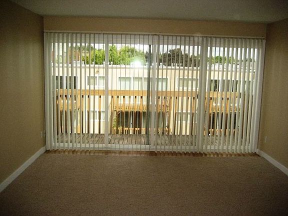 3rd image of 6811 Woodlawn Ave NE APT 33