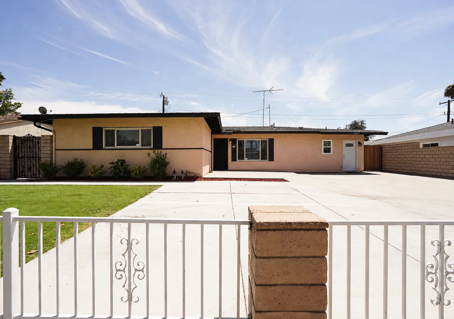 8840 San Vicente Avenue — Photo 1