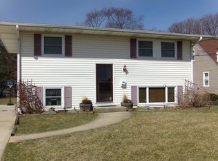 144 Wallace Ave, Crystal Lake, IL 60014