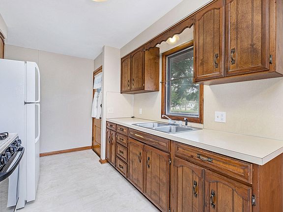 3rd image of 1089 Langeland Ave