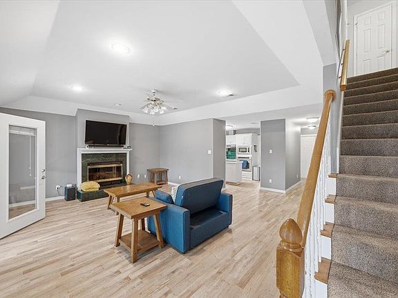 4th image of 2 Oak Creek Ridge Dr