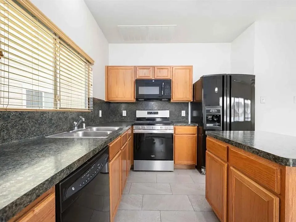 4 bed, 2.5 bath, 2272 sqft, $2,775 — Photo 3