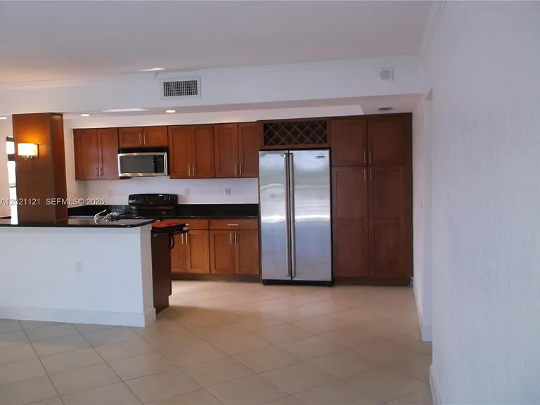 2900 NE 30th St #H6 — Photo 4