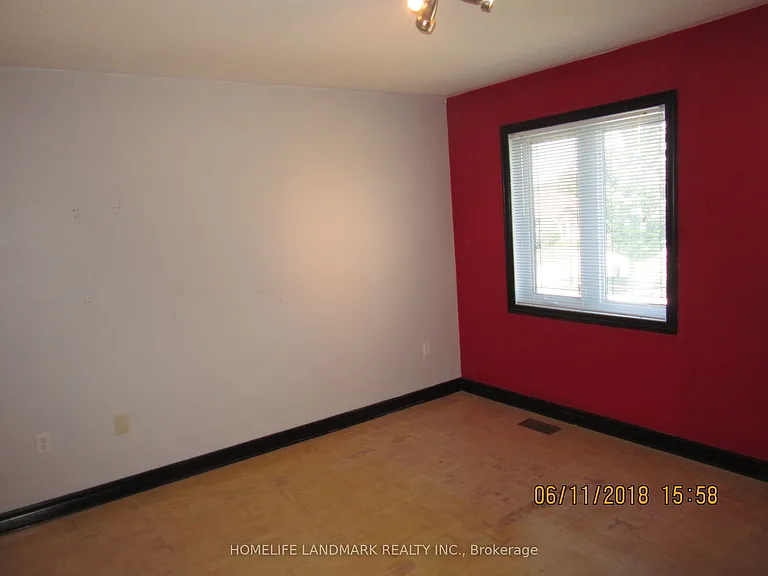 279 Chambers Cres — Photo 11