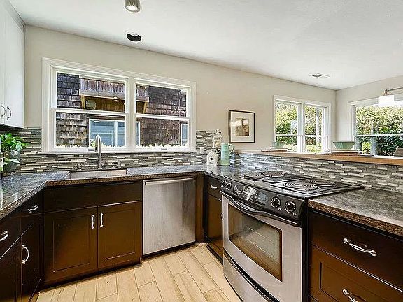 4th image of 552 Centre Ct