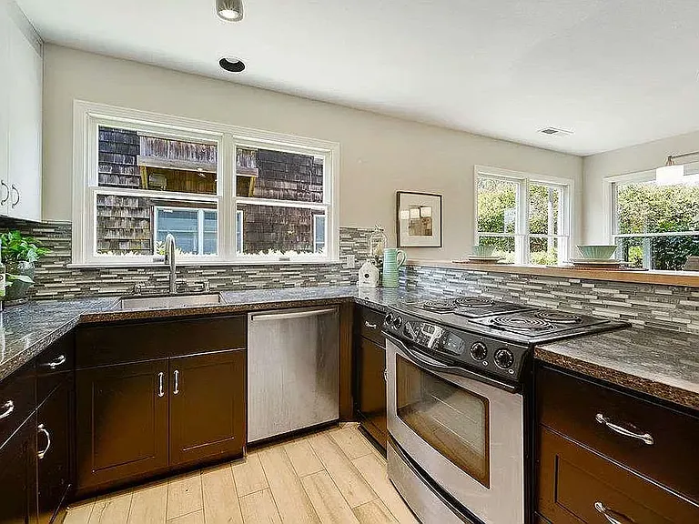 552 Centre Ct — Photo 4
