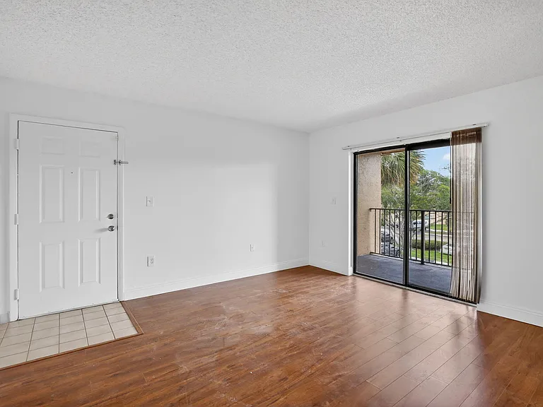300 Palm Cir W #305 — Photo 6