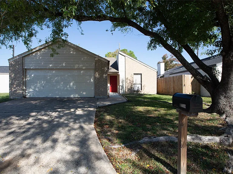 16042 Bear Hill Dr — Photo 2