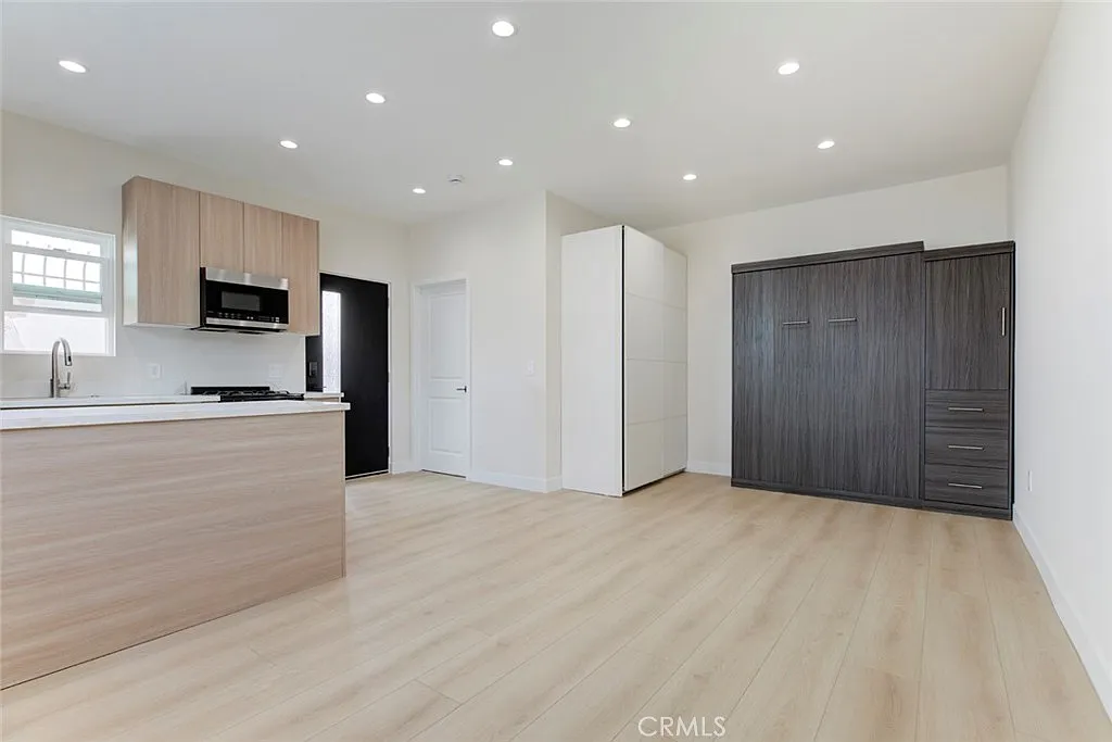 Studio, 400 sqft, $1,950 — Photo 2
