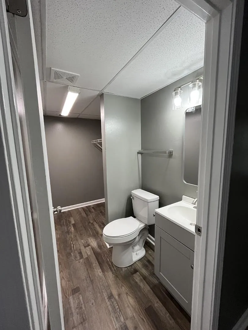 Unit Photo - 155 E Thomas St