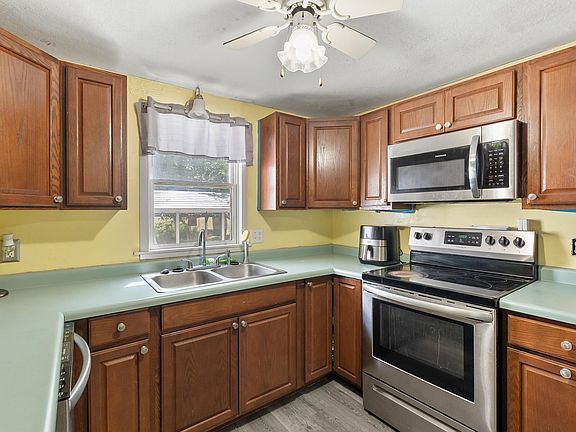5th image of 1420 Lakeview Dr