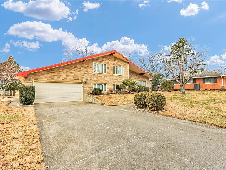 1803 Golfview Dr — Photo 2