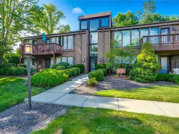 985 Canyon View Rd APT 204C, Northfield, OH 44067
