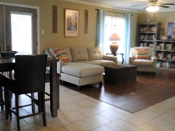 3rd image of 2207 Riveroaks Dr