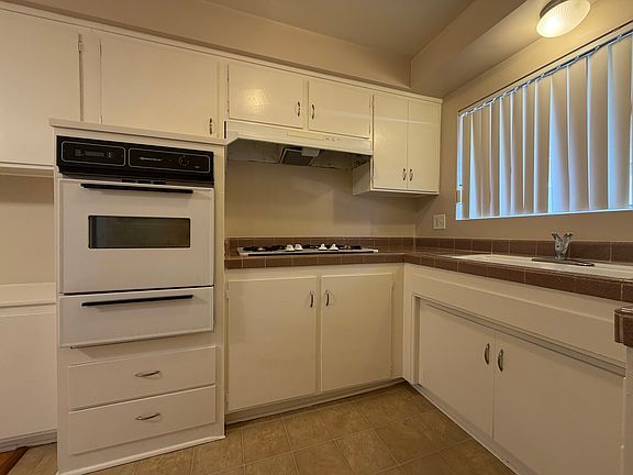 5th image of 4425 Ocean View Blvd APT 19