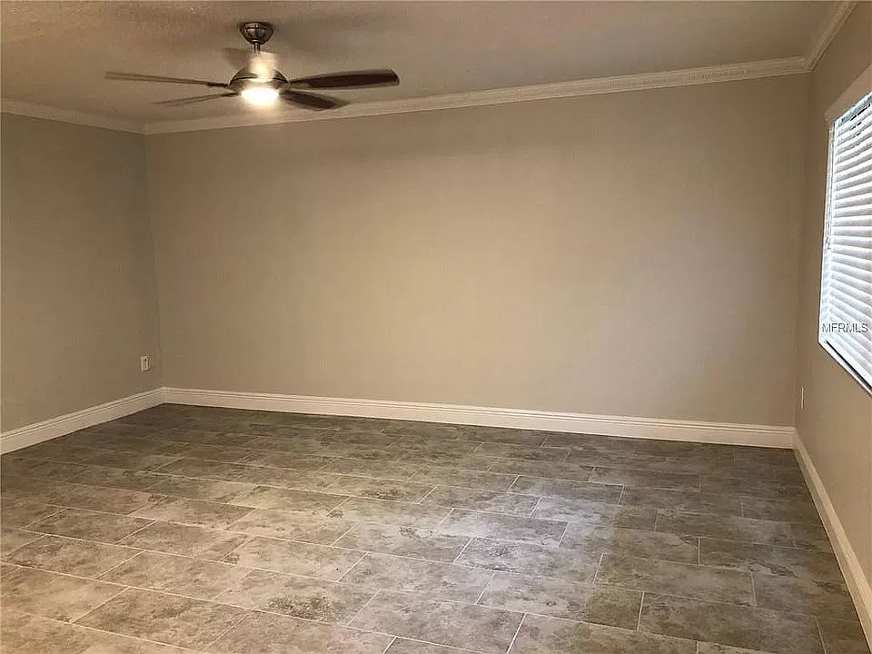 Huge Family Room !!