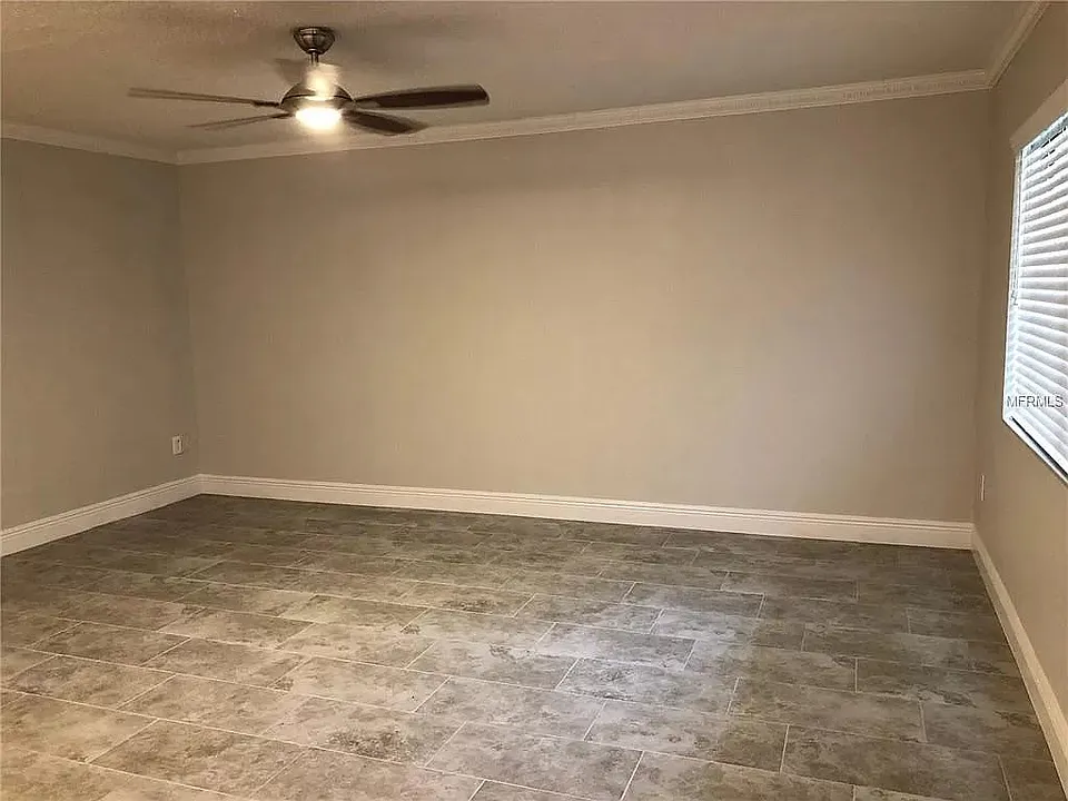 Huge Family Room !!